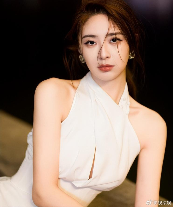李思思主持盛典力压何炅谢娜，ELLE胜微博和GQ，VOGUE尖叫夜寒酸|李思思|盛典|何炅_新浪新闻