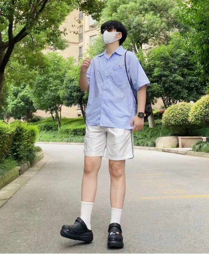 八九十年代,凉鞋 袜子是标配,后来被笑老土