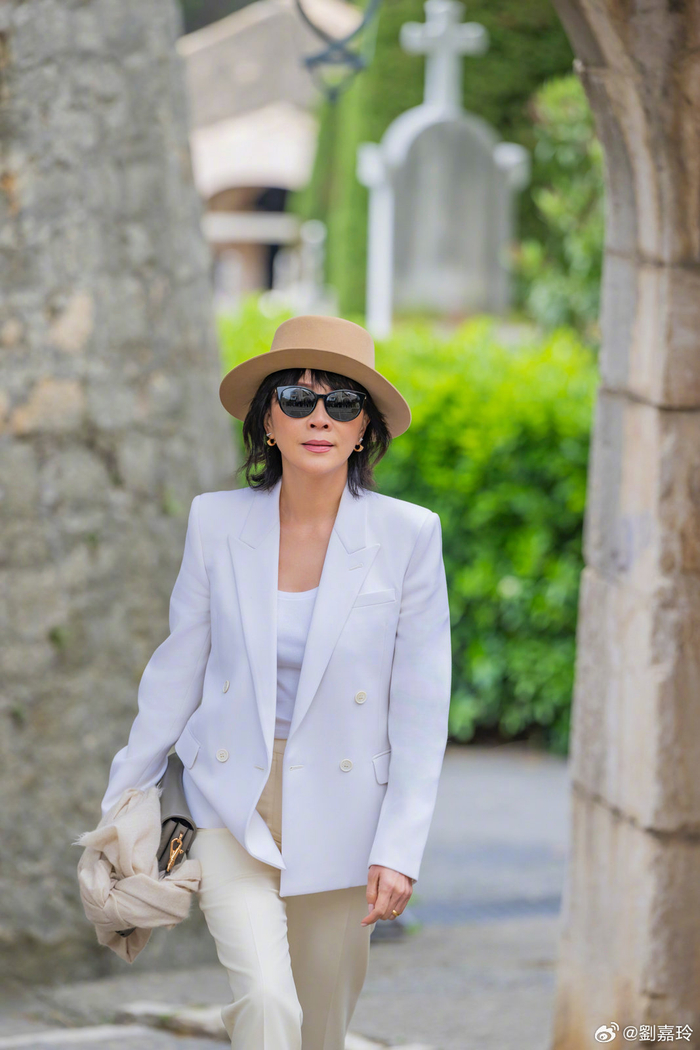 5月24日,@劉嘉玲 在微博晒与梁朝伟同游照,只见刘嘉玲一袭白色西装