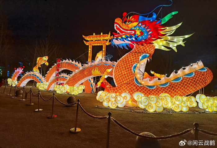 临近春节舟山市定海古城老街被大红灯笼和龙灯点缀得年味十足