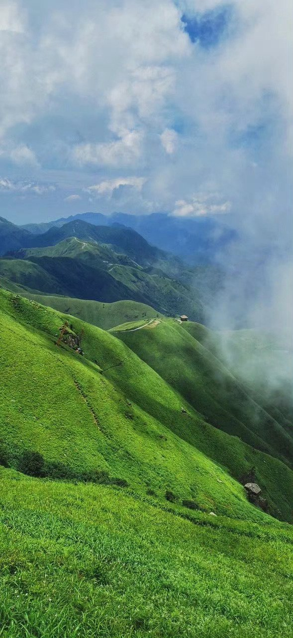 夏天的武功山,是波浪一般的天堂草甸,在巨大的天空之上绵延蜿蜒