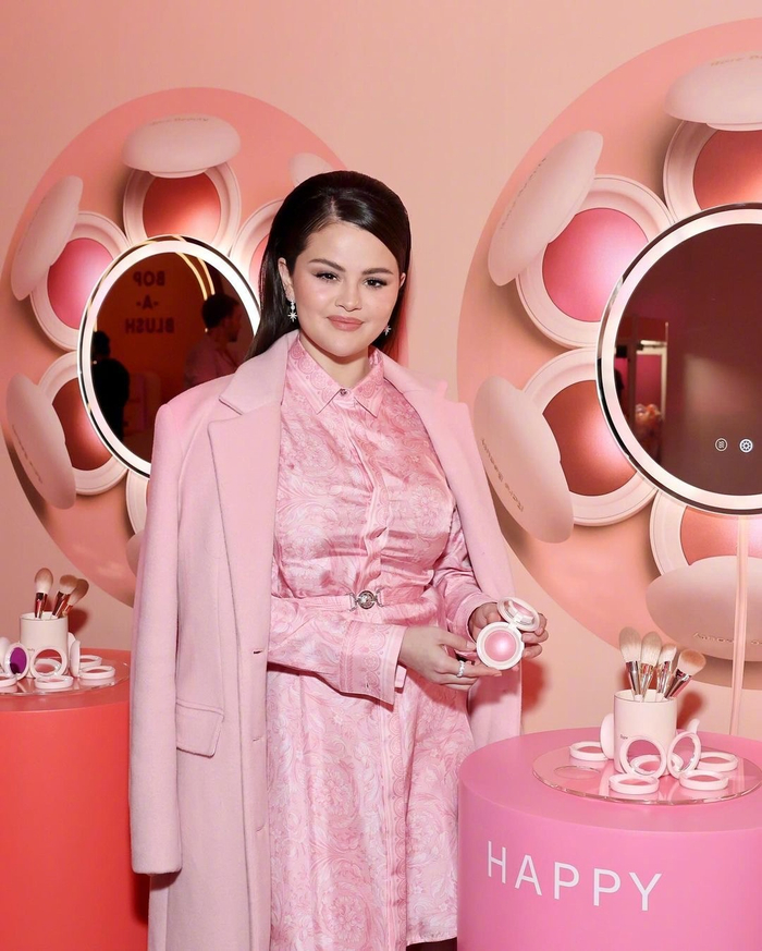 赛琳娜selena gomez现身纽约出席自己的彩妆品牌rarebeauty 的新品