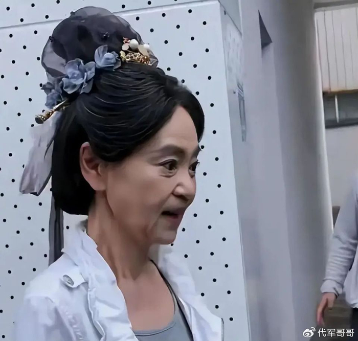 满头白发瘦到脱相,无儿无女,独居生活凄惨|刘雪华_新浪新闻