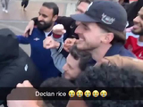 通宵庆祝!赖斯清晨在街头与枪迷合影,高喊Arsenal