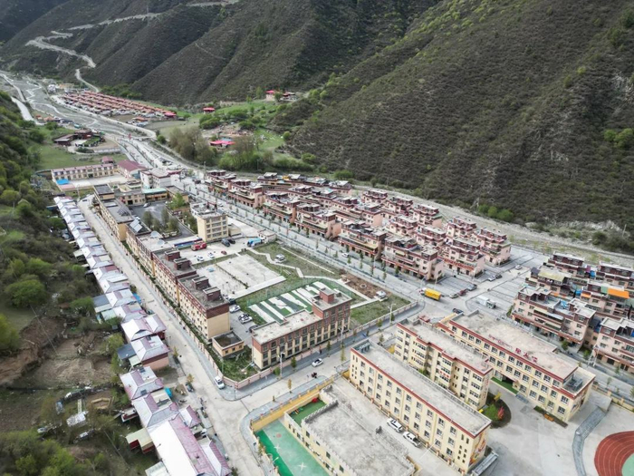 江达县岗托镇地处317国道边,与四川省甘孜州德格县隔江相望,是经四川