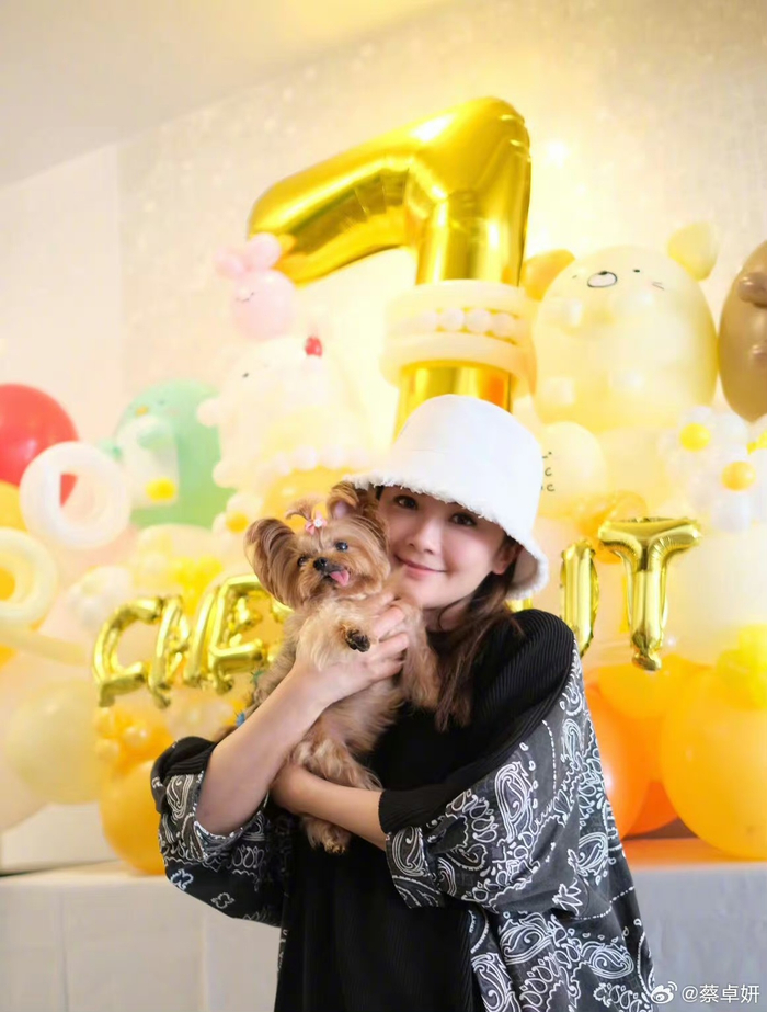 阿sa蔡卓妍微博晒照为宠物栗子妹庆生有一说一