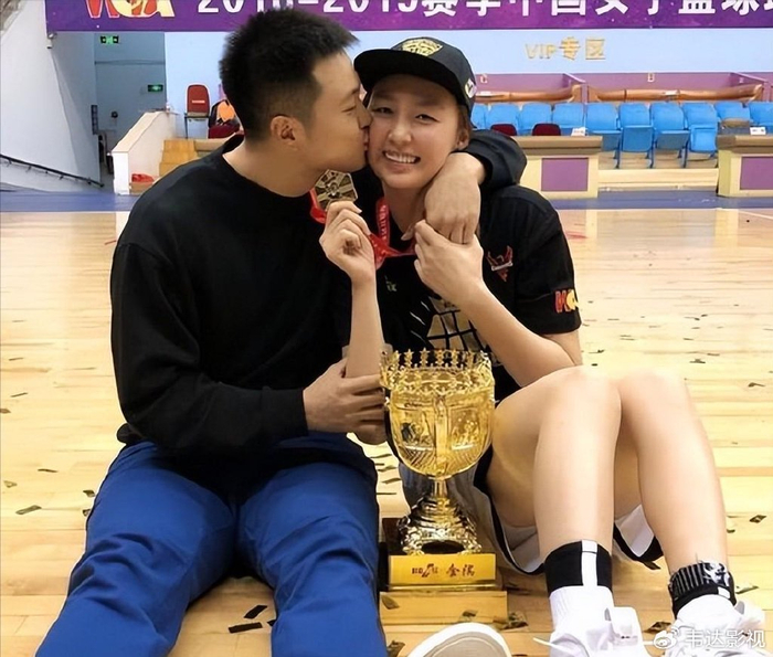 男篮前国手娶女篮第一美女,晒一家三口大合照,夫妻都是联赛冠军|孟铎