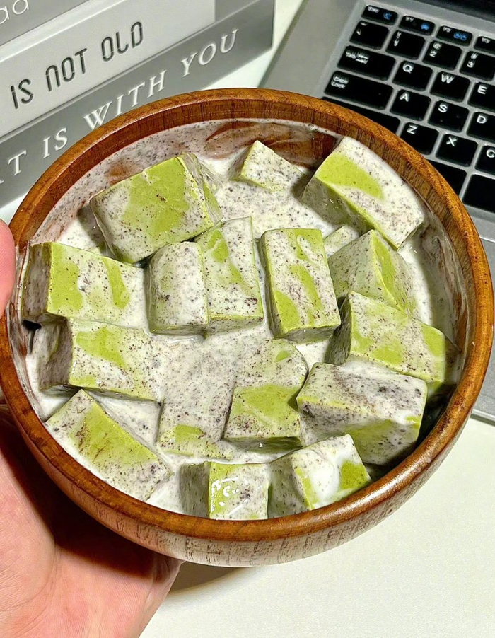 抹茶星人快来报道qq弹弹的抹茶小块不仅满满的抹茶味还带着奶香