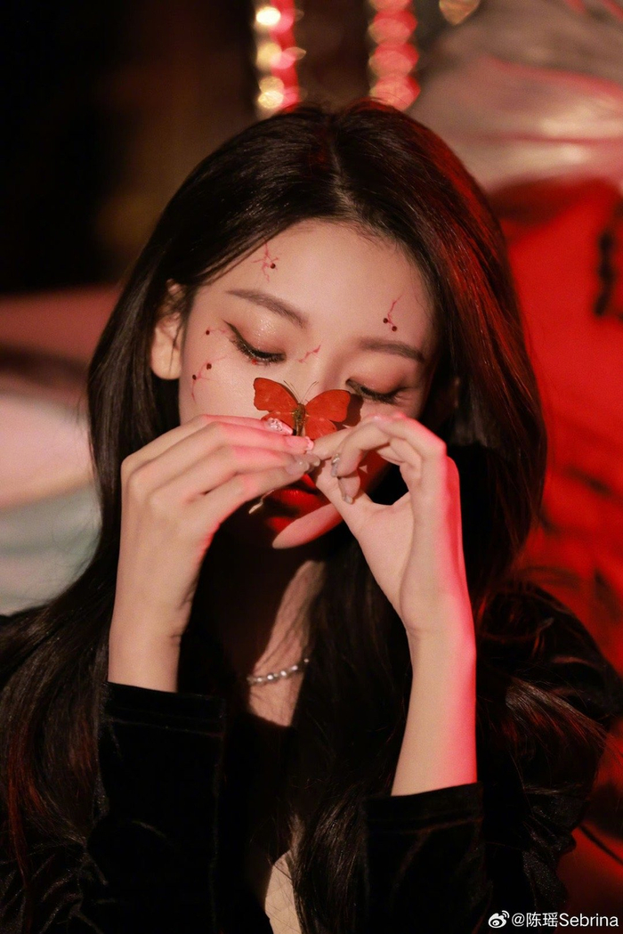 陈瑶微博po出万圣节妆容面部勾勒的红色血丝加上贴钻