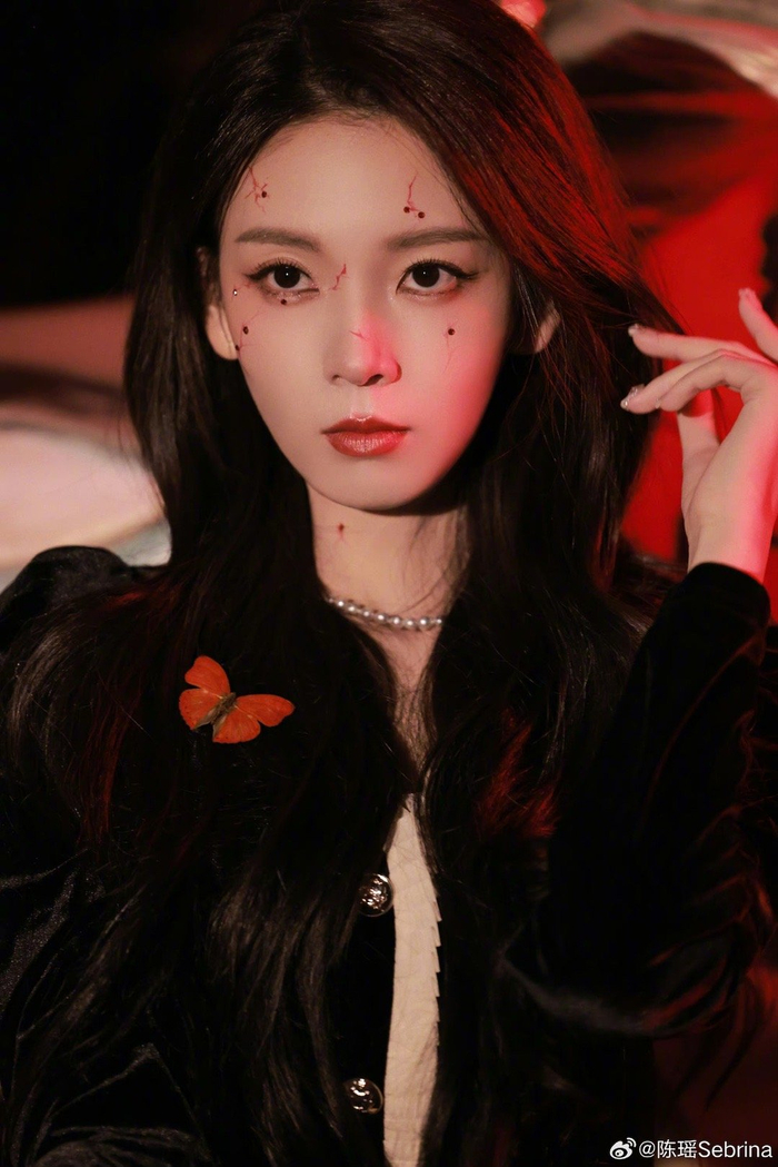 陈瑶微博po出万圣节妆容面部勾勒的红色血丝加上贴钻