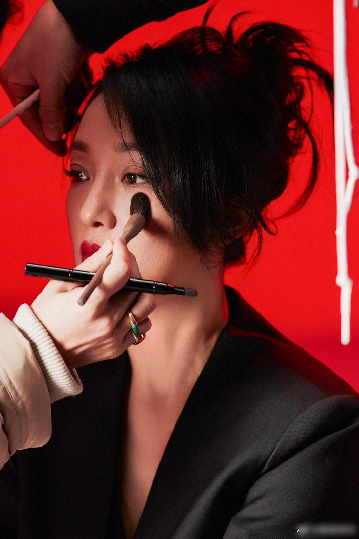 还有这绝美侧颜,故事感和美感拉满 67周迅工作室公开了一组周迅花絮