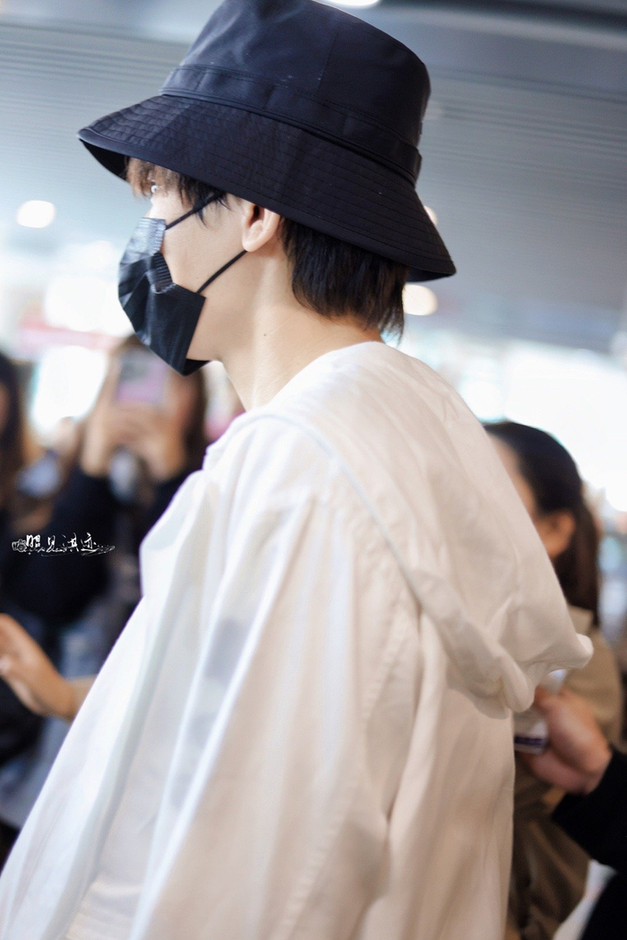 成毅澳门机场饭拍图,好清爽的大帅哥__财经头条