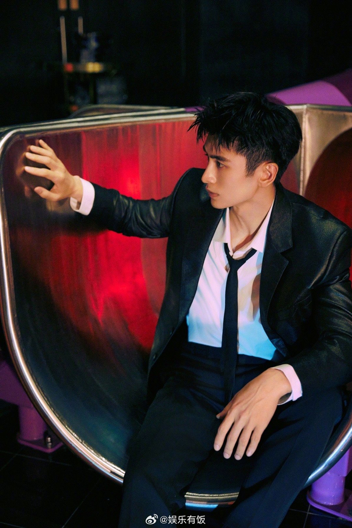 张云龙这身皮衣白衬衫造型图终于来啦