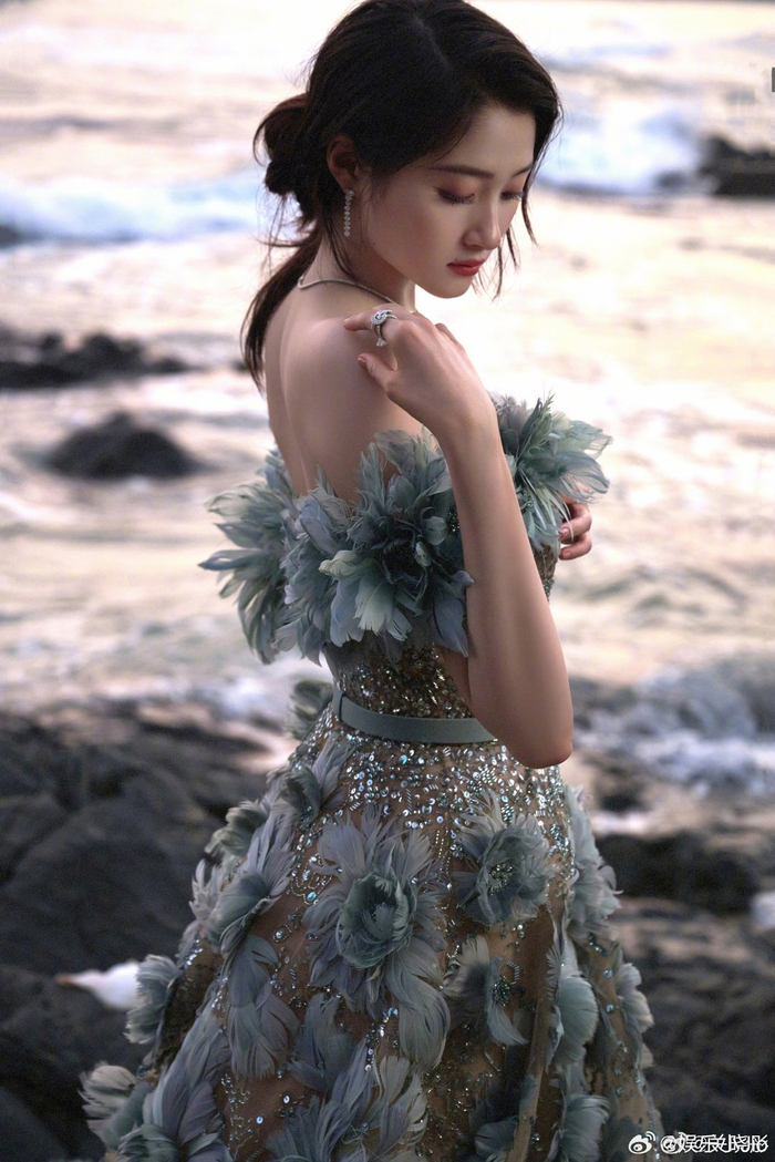 关晓彤演绎eliesaab2024春夏高定这也是关晓彤的第32套高定晓彤超棒