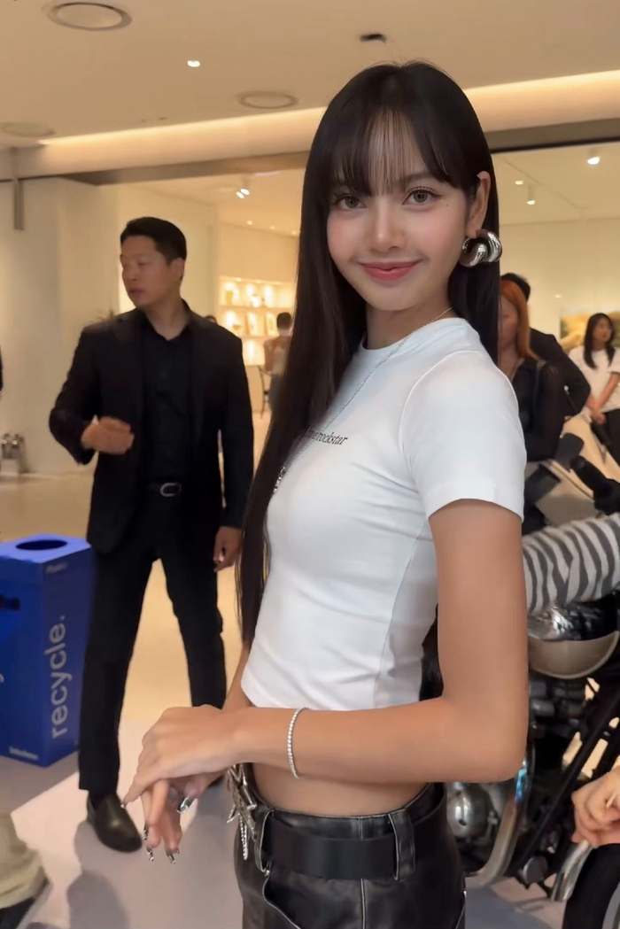 lisa露腰白t黑长直造型,对镜头wink好可爱的洋娃娃