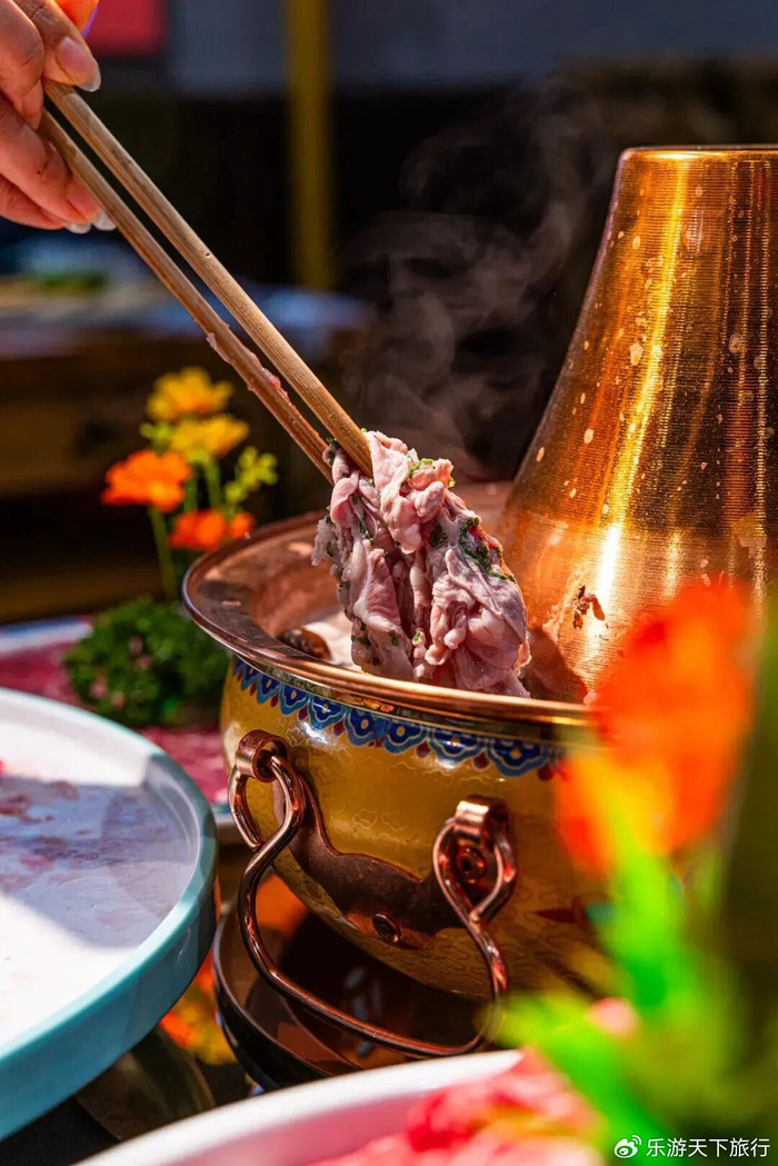 北派火锅代表当属老北京铜锅涮肉，炭火铜锅加手切肉坚持传统吃法|羊肉|河北|麻酱|爆款美食|蘸料_新浪新闻