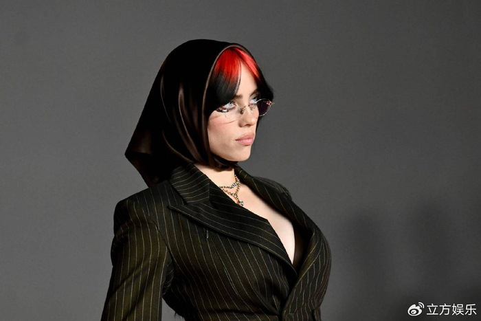 碧梨红色爆顶发型搭酷飒十足 穿西装秀傲人事业线|事业线|电影博物馆