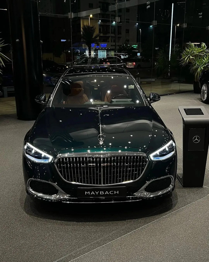 终极顶配w222迈巴赫s级,一起来感受下奢华的后排吧!__财经头条