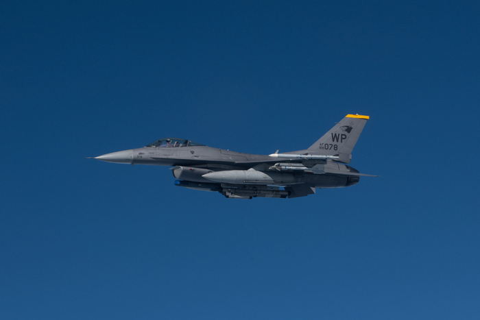 空军f-35a ″闪电ii ″战斗机从一架kc-135 ″平流层加油机 ″机翼上