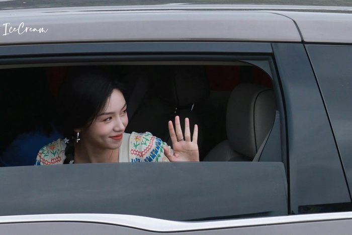 周也侧边麻花辫造型好美