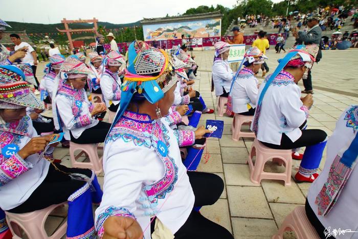 红河弥勒:彝族刺绣服饰赛装节传承民族文化