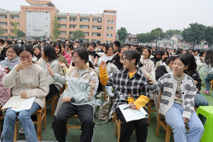 绽放自我 笑迎未来 铜梁中学校举办心理健康教育团辅活动