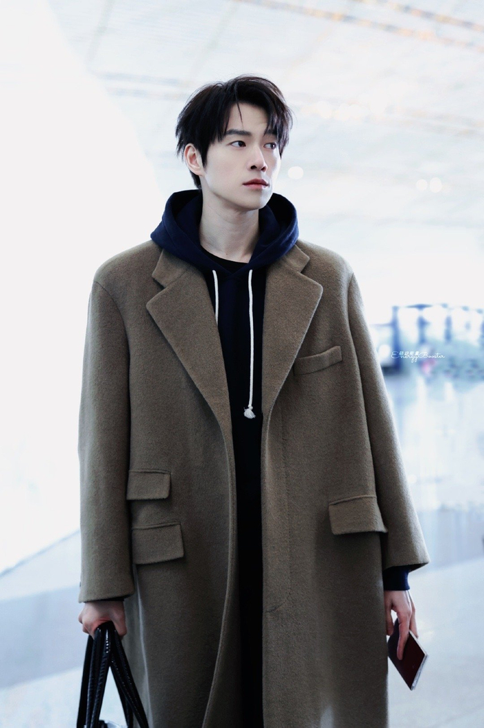 魏大勋出发巴黎时装周大衣造型真的帅住了