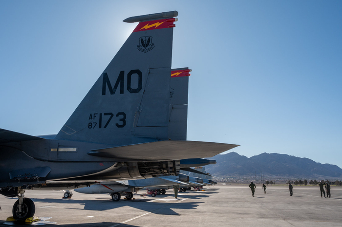 第389战斗机生成中队的美国官兵正在完成一枚惰性gbu-38的装填工作