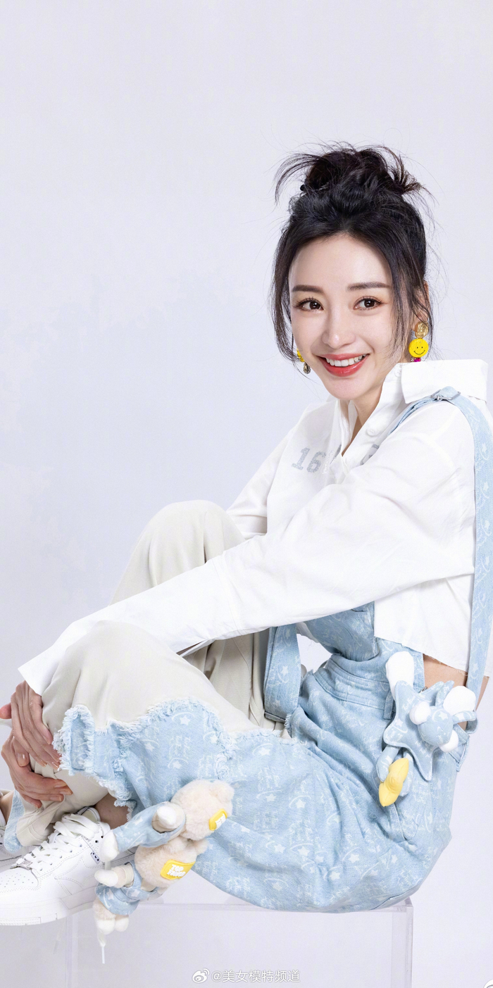 柳岩露背旗袍风穿搭又美回来了