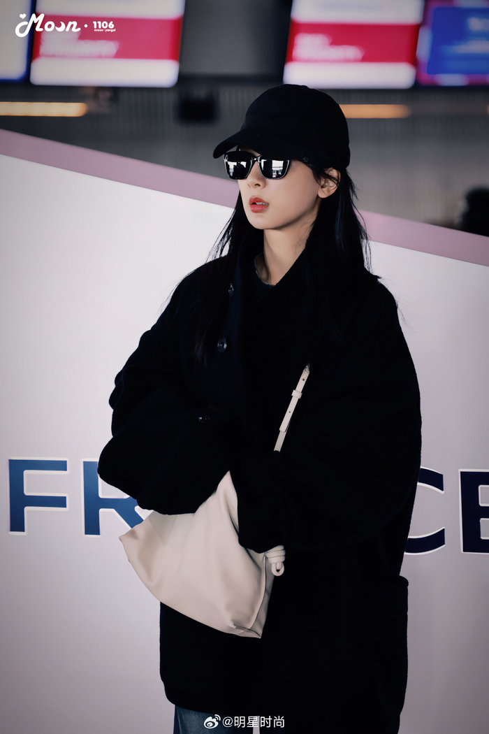 杨紫现身机场,她穿着黑色上衣 牛仔裤,头戴黑色帽子