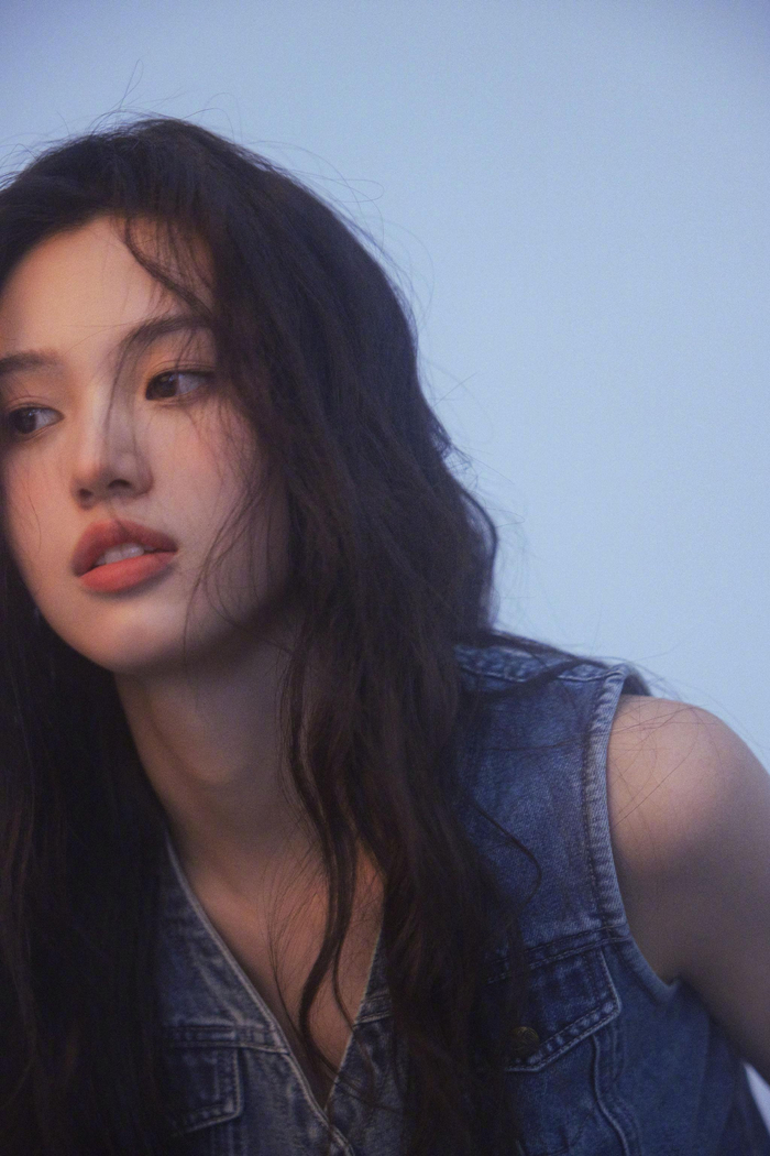 最新写真大片公开牛仔裙羊毛卷造型少女感满满