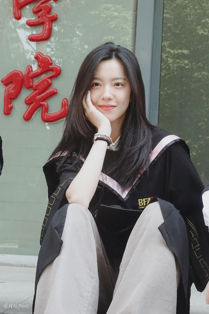 庄达菲北电毕业照🈶️ 穿着学士服的小庄,青春剧的女主