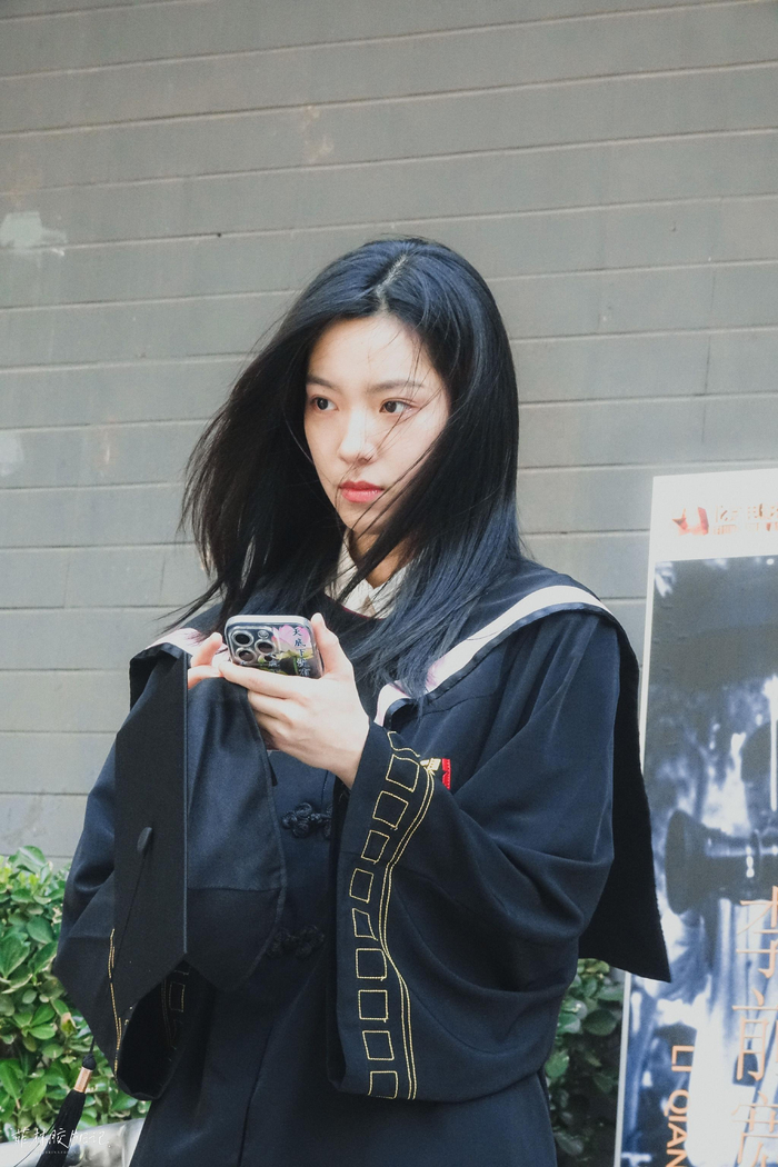 庄达菲北电毕业照🈶️ 穿着学士服的小庄,青春剧的女主