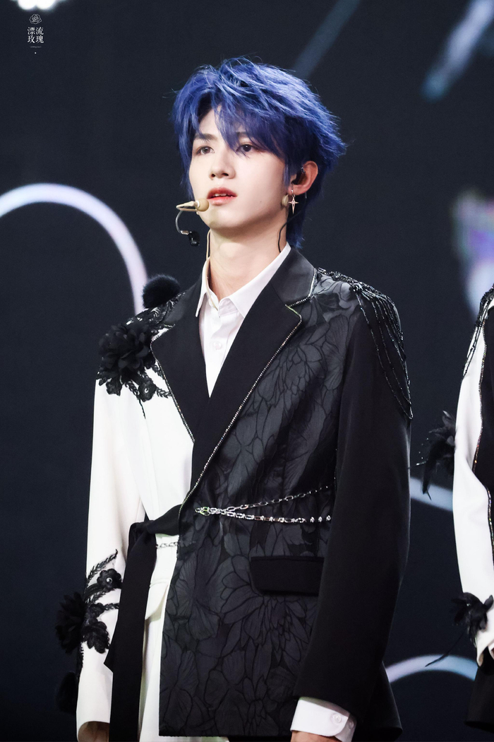 tf家族三代演唱会朱志鑫饭拍 舞台蓝发,很帅|tf家族|演唱会|朱志鑫