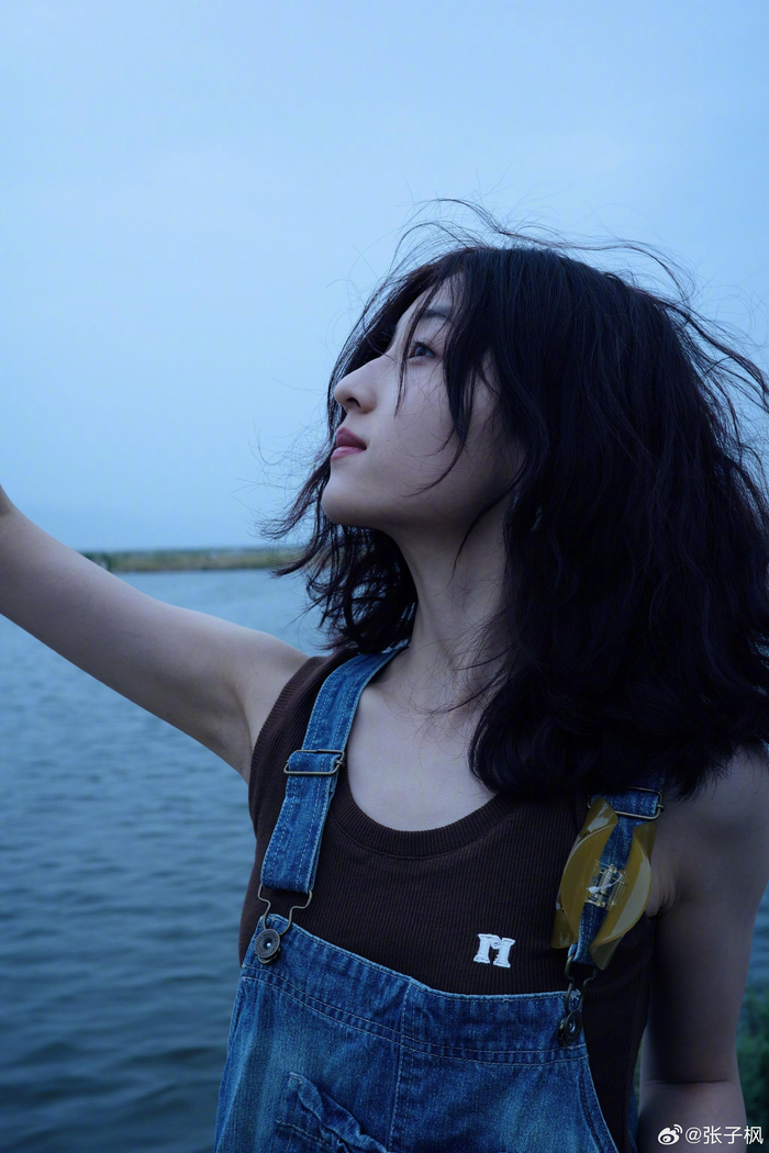 张子枫海边冷感随拍,牛仔背带连衣裙搭配短发,清冷随性的子枫
