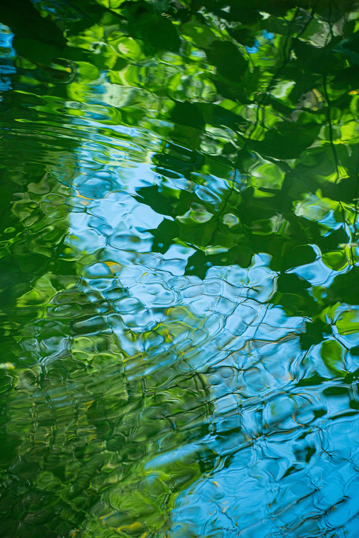 一些绿色玻璃水面__财经头条