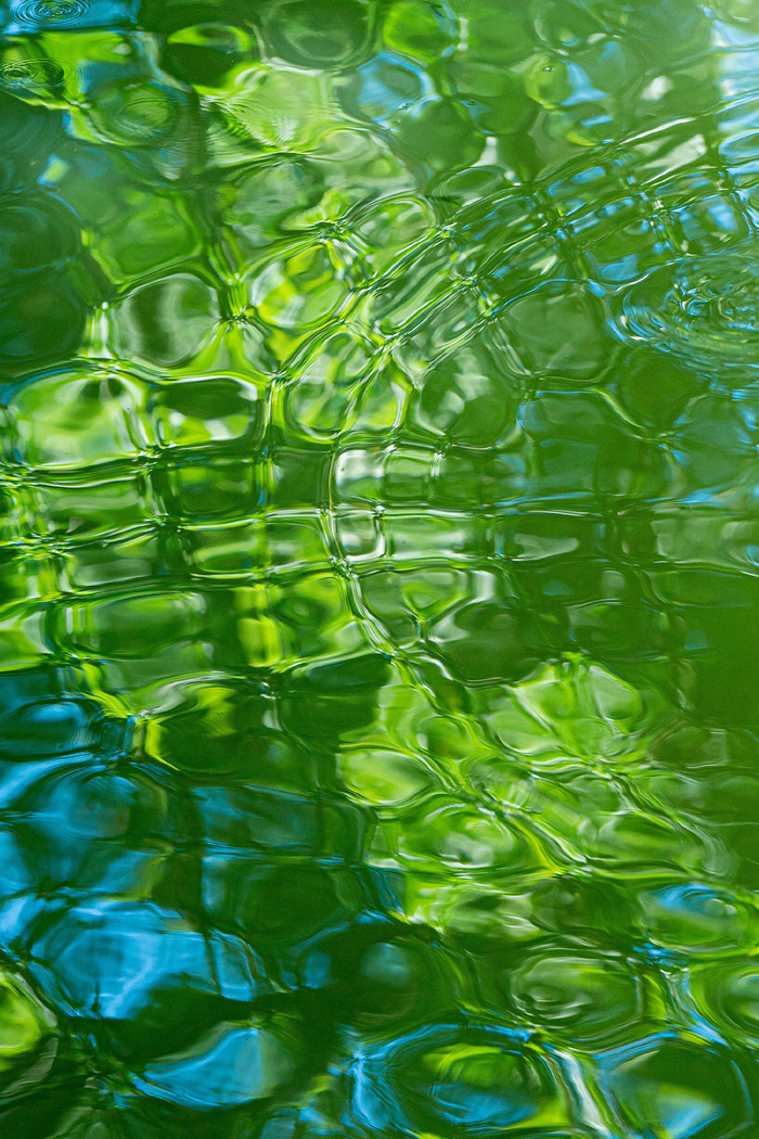 一些绿色玻璃水面__财经头条