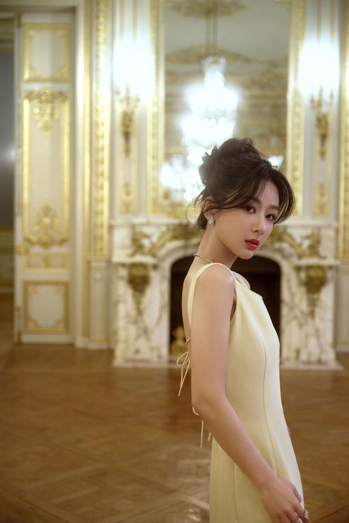 金色余晖与复古风情交相辉映清眸流盼间梦幻尽收眼底