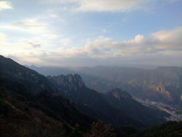 担架救人怎么使用手脚并用攀登高山,一旁就是悬崖,你救人累到弯腰喘气的样子真帅_新闻资讯_第1张_活检穿刺产品网 担架救人怎么使用手脚并用攀登高山,一旁就是悬崖,你救人累到弯腰喘气的样子真帅_https://www.jmylbn.com_新闻资讯_第1张