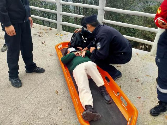 担架救人怎么使用手脚并用攀登高山,一旁就是悬崖,你救人累到弯腰喘气的样子真帅_新闻资讯_第5张_活检穿刺产品网 担架救人怎么使用手脚并用攀登高山,一旁就是悬崖,你救人累到弯腰喘气的样子真帅_https://www.jmylbn.com_新闻资讯_第5张