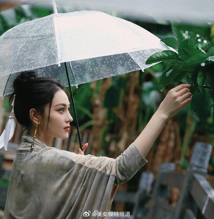 女生发撑伞也是雨中人图片