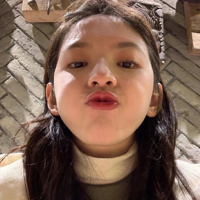 章若楠可爱大头贴