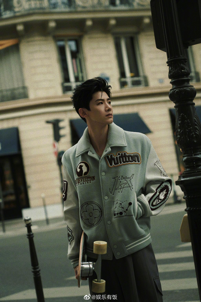 隔着屏幕都能感受到傍晚巴黎的浪漫气息……|巴黎|白敬亭|街拍_新浪