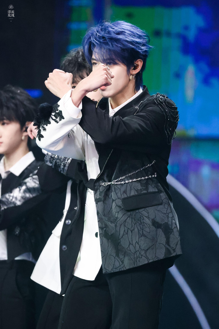 tf家族三代演唱会朱志鑫饭拍 舞台蓝发,很帅|tf家族|演唱会|朱志鑫