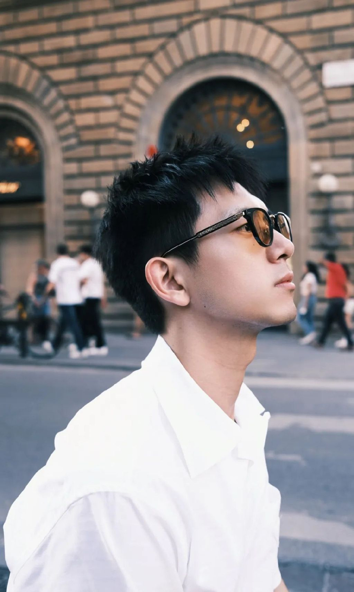 而李现刚好就是是湖北人;女网红微信给男朋友备注是一休,和李现有点