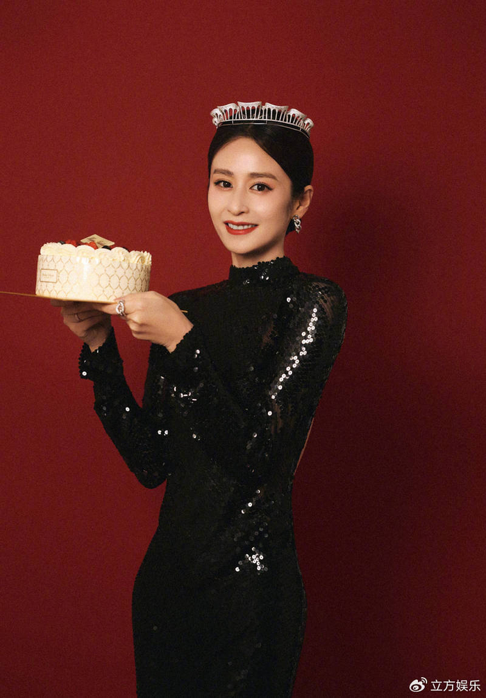 颖儿一袭黑裙凹凸有致 戴王冠嘟嘴卖萌娇俏可人|颖儿|黑裙|嘟嘴_新浪