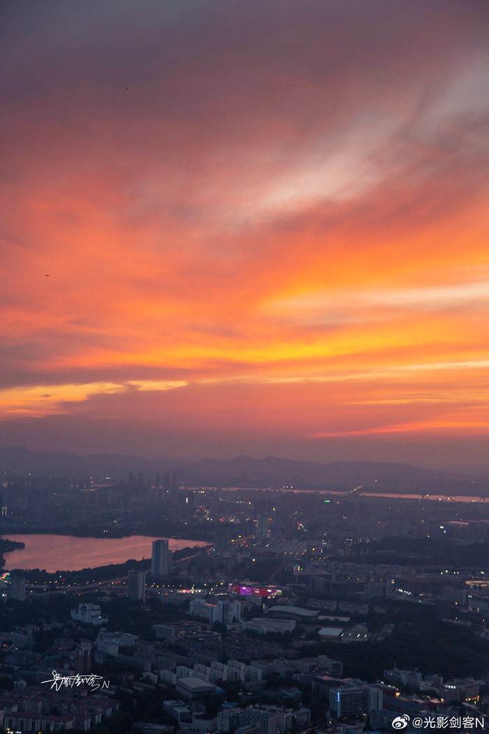 极美南京, 南京,城市之巅遇见彩霞 听说昨晚的晚霞超级棒,可谓是世纪