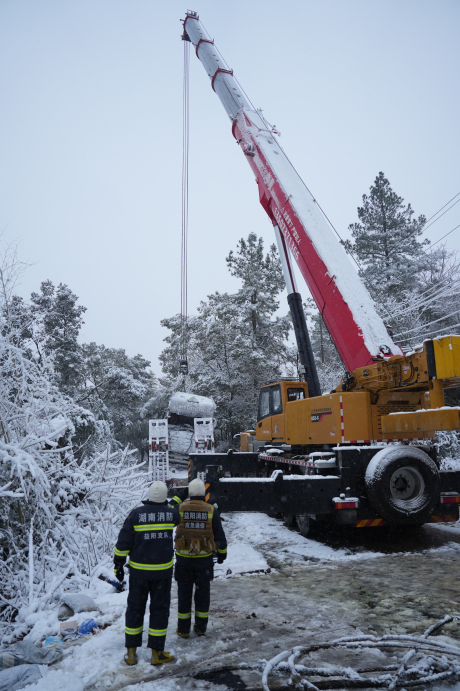 益阳一满载25吨液化石油气槽罐车侧翻!