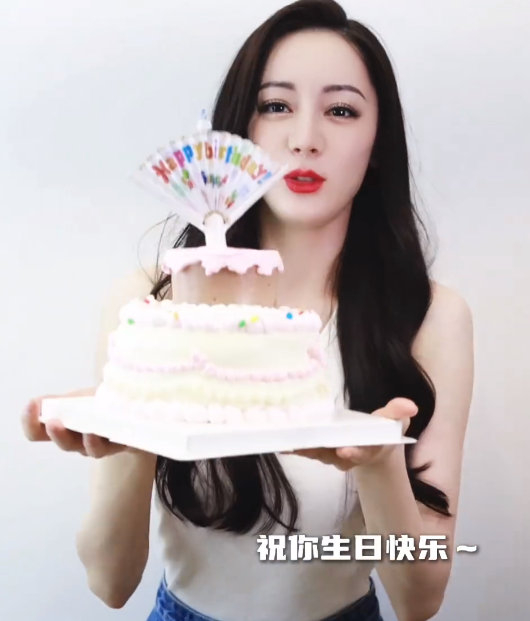 迪丽热巴祝嘉行传媒生日快乐,这手捧蛋糕还被蜡烛吓到的巴巴是啦