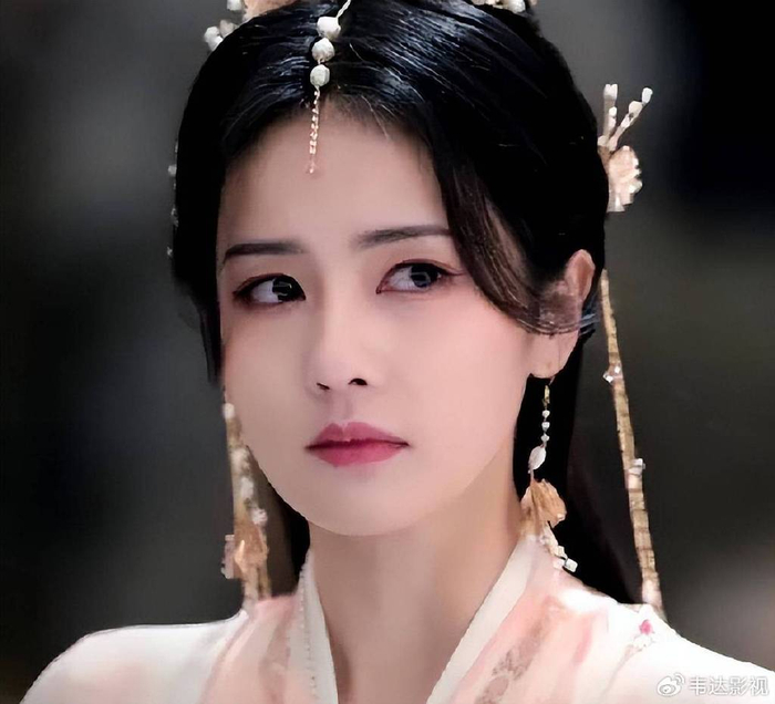 也不知道是脸型问题还是什么,白鹿,李一桐和李沁三个人长得实在是太像